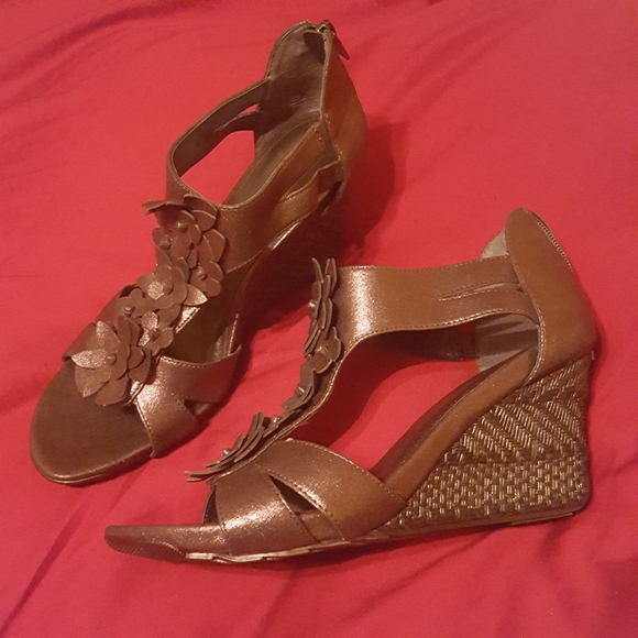 Kenneth Cole Reaction Metallic Wedge Sandals 10 - Picture 2 of 11